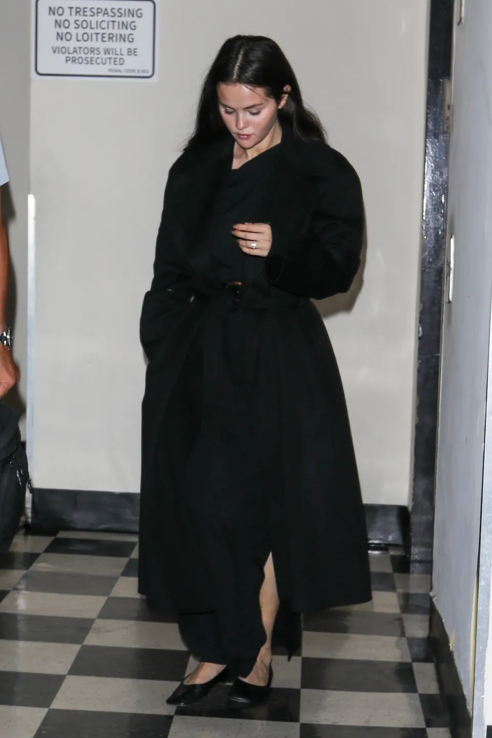 Breaking News: Selena Gomez and Benny Blanco Stick to Their Own Style Codes for a Low-Key Sushi Date Night...๐